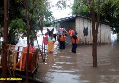 Ejército de Nicaragua evacúa a familias en Malacatoya