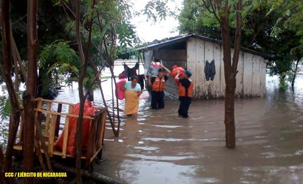 Ejército de Nicaragua evacúa a familias en Malacatoya