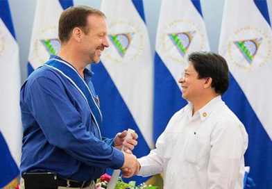 Nicaragua condecora Louis E. Yoder, director general de Christian Aid Ministries