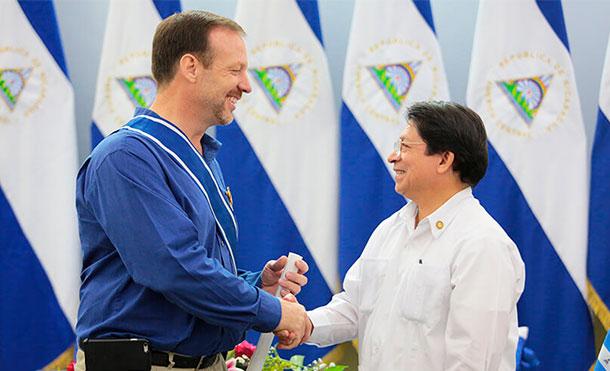 Nicaragua condecora Louis E. Yoder, director general de Christian Aid Ministries