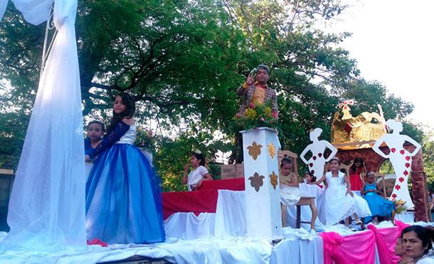 Familias de Corinto eligen a los reyes de las fiestas tradicionales de la Santa Cruz