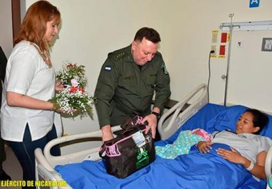 General de Ejército Julio César Avilés visita a madres en el Hospital Militar