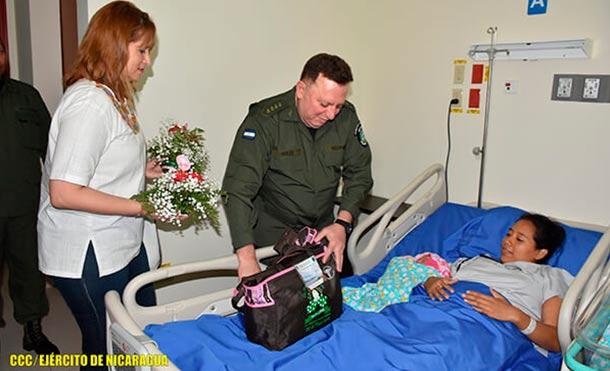 General de Ejército Julio César Avilés visita a madres en el Hospital Militar
