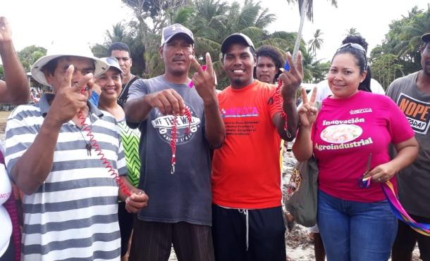 Gobierno sandinista entrega equipo de pesca y lanchas a familias del Caribe Norte