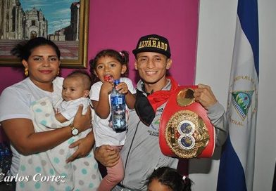 Félix “El Gemelo” Alvarado llega a Nicaragua tras defender su corona en Japón