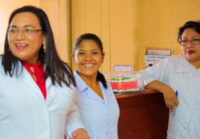 Festejan con mariachi y pasteles a madres trabajadoras de la salud del hospital Bertha Calderón