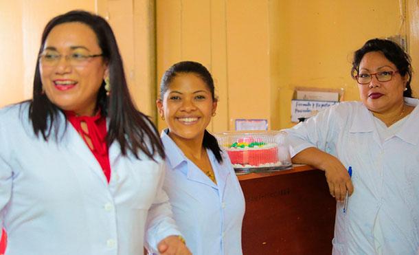 Festejan con mariachi y pasteles a madres trabajadoras de la salud del hospital Bertha Calderón