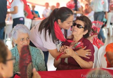 Promotoría Solidaria agasaja a madres de héroes y mártires con alegre convivio