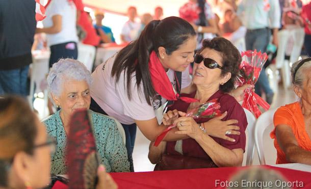 Promotoría Solidaria agasaja a madres de héroes y mártires con alegre convivio