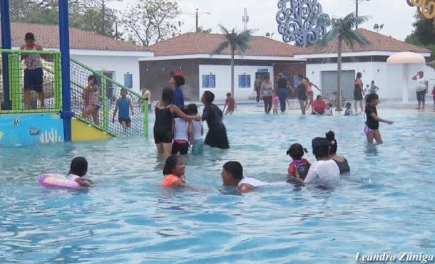 Familias celebran el Día Internacional de los Trabajadores en el Parque Acuático de Managua