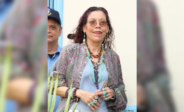 Compañera Rosario después del Acto en Conmemoración del natalicio del General Sandino