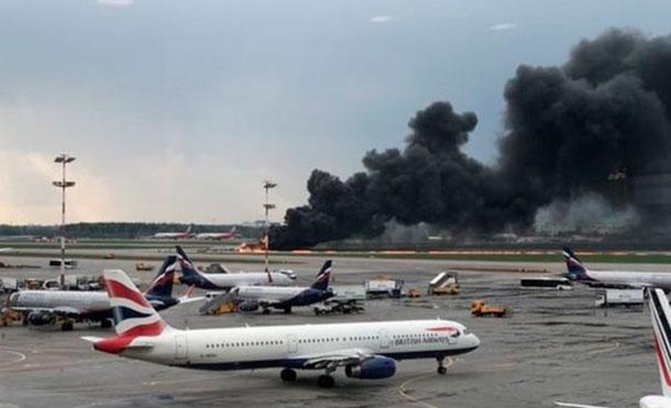 41 víctimas al incendiarse un avión de pasajeros tras aterrizar de emergencia en un aeropuerto de Moscú