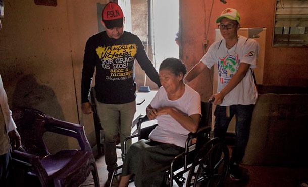 Gobierno Sandinista realiza entregan de sillas de ruedas en el departamento de León