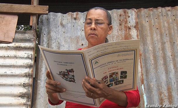 Gobierno de Nicaragua celebra a la madre nicaragüense con entrega de títulos de propiedad