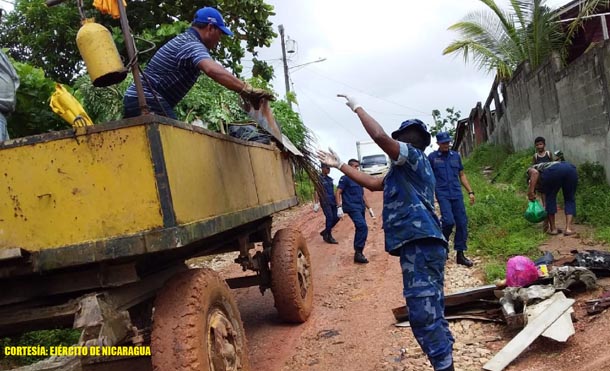 Ejército de Nicaragua participa en jornada de limpieza en Bluefields