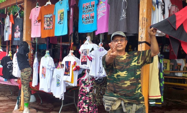 Camisetas alusivas a la Revolución dinamizan la economía en la capital