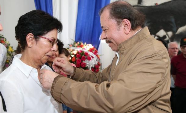 Presidente Daniel Ortega coloca la medalla de la Orden en el pecho de María Félix Fernández, viuda del comandante Venerio. Foto: César Pérez