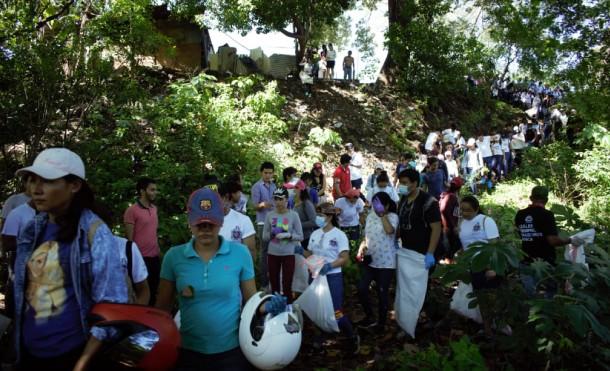León: Universitarios se unen para limpiar la rivera del Río Chiquito