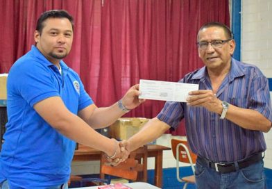 Realizan entrega de bono a docentes del departamento de León previo al día del maestro