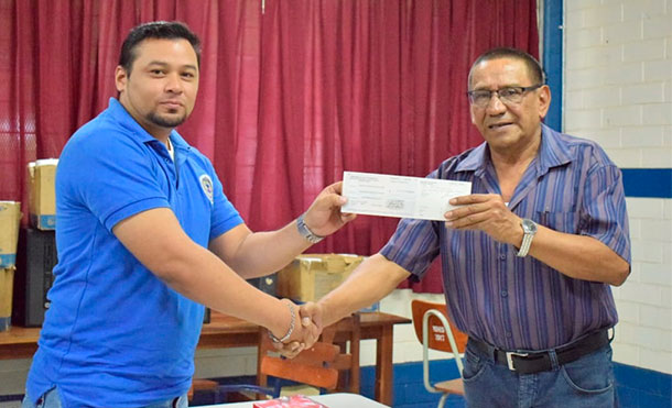 Realizan entrega de bono a docentes del departamento de León previo al día del maestro