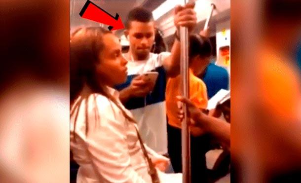 (+Video) Joven ve película para adultos en tren, sus audífonos fallan