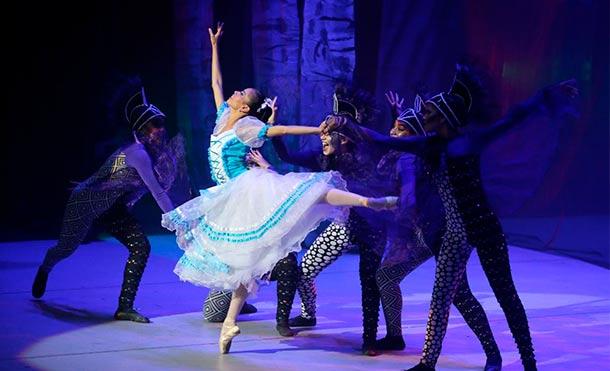 Familias disfrutan de la puesta en escena de Blanca Nieves