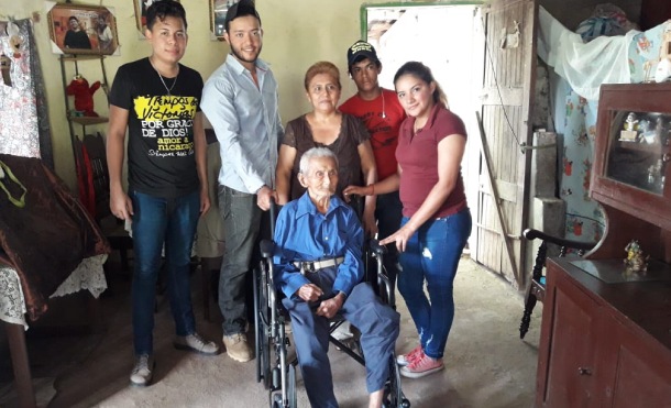 Gobierno sandinista entrega sillas de ruedas a personas con discapacidad en Chontales