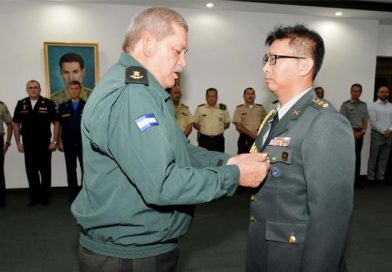 Ejército de Nicaragua condecora al agregado de defensa de la embajada de China (Taiwán)