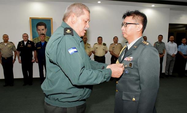Ejército de Nicaragua condecora al agregado de defensa de la embajada de China (Taiwán)