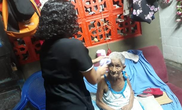 Madres de héroes y mártires son visitadas y atendidas por médicos del Ministerio de Salud