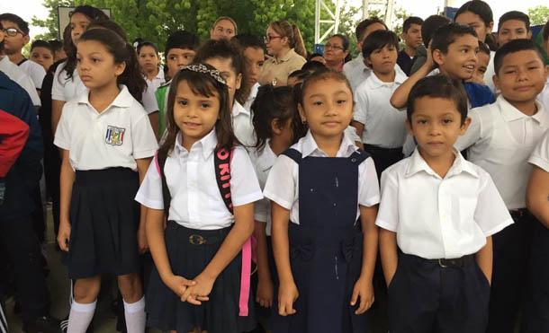 Estudiantes inician segundo semestre de clases con mucha energía