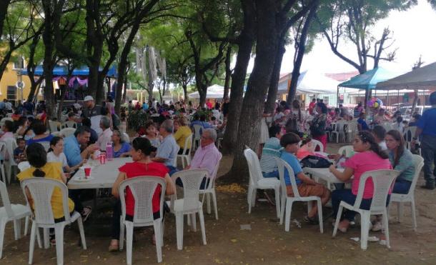 Familias de Chinandega participan en la Feria Gastronómica del Maíz en honor a Santa Ana