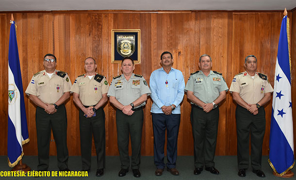 Fuerzas Armadas de Honduras entrega de reconocimiento al comandante en jefe del Ejército De Nicaragua
