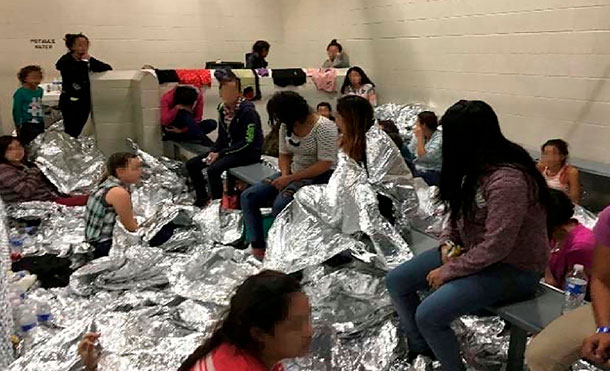 Mike Pence comprueba las condiciones inhumanas en que viven los migrantes retenidos en Texas. Foto: Actualidad. RT