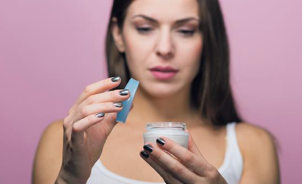 Los riesgos de usar cremas para aclarar la piel
