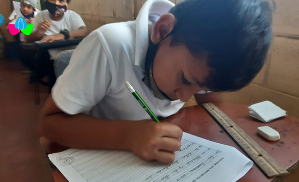 Foto Multinoticias: Mirian Mena, directora del Colegio Público Clementina Cabeza, destacó que con estos resultados el Ministerio de Educación evaluará los métodos de enseñanza-aprendizaje para mejorar la calidad educativa