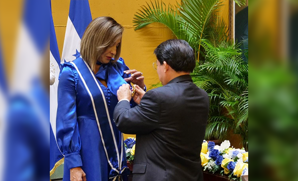 Foto cortesía: Durante la Ceremonia, el Canciller Denis Moncada, manifestó a la Embajadora de Honduras su reconocimiento por el apoyo brindado durante su misión diplomática en el País 
