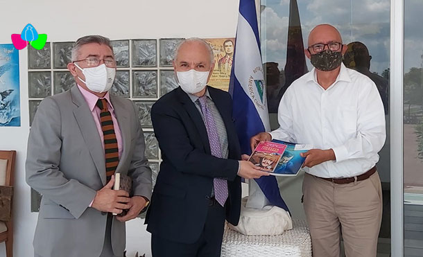 Foto Cortesía: Compañero Luis Morales, haciendo entrega de libro de Rubén Darío al nuevo Embajador de Chile en Nicaragua, Señor Francisco Javier Sepúlveda Valenzuela.