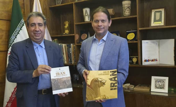 Señor Jebrael Nokandeh, Director General Museo Nacional de Irán y el compañero Isaac Bravo Jaen, embajador de Nicaragua en Irán
