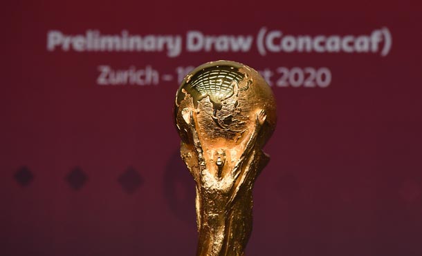 Replica de la Copal del Mundo Qatar 2022 en el sorteo preliminar de CONCACAF / Foto: Twitter - @FIFAWorldCup