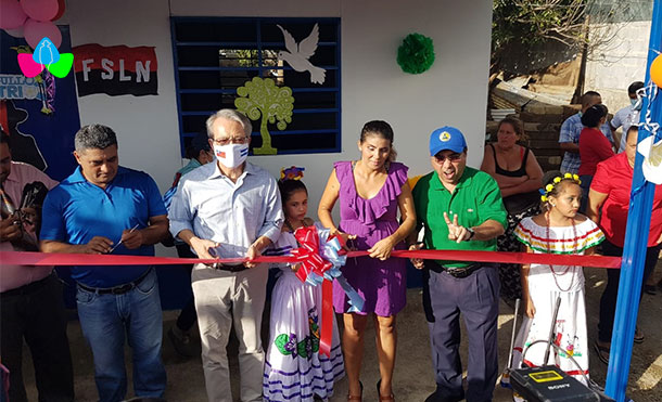 Foto Cortesía: Alcaldía de Managua y la Embajada de Taiwán, junto a la protagonista, Rosibel Santana Castillo, en la entrega de la Vivienda Digna en el Barrio Villa El Encanto.