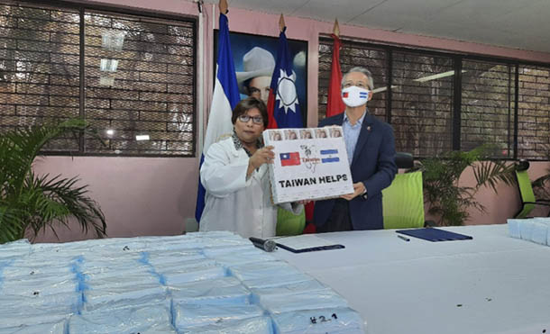 Foto MINSA // La Doctora Martha Reyes, Ministra de Salud, agradeció el donativo recibido 
