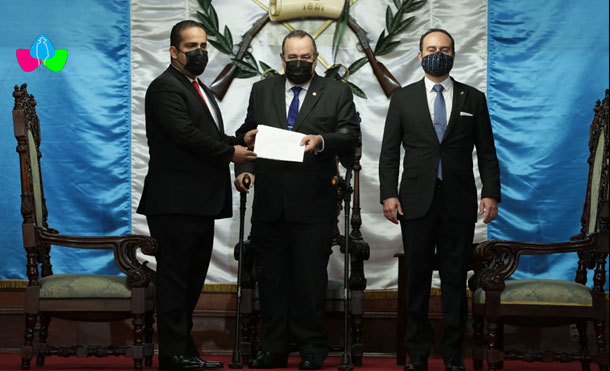 Foto Cortesía: De izquierda a derecha: Franklin Duarte, embajador de Nicaragua en Guatemala; Alejandro Giammattei, Presidente de Guatemala y Pedro Brolo Vila, Canciller de Guatemala.