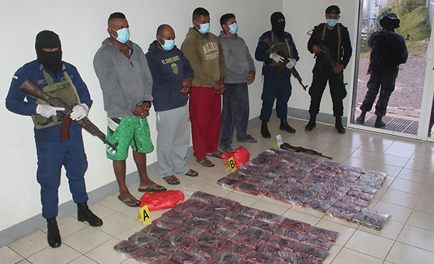 Foto Cortesía: Las personas, la droga incautada, el fusil y los objetos ocupados, fueron entregados a las autoridades correspondientes para su judicialización.