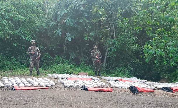 Foto Ejército de Nicaragua: efectivos militares del 1 Comando Militar Regional del Ejército de Nicaragua, realizaron la incautación de 6 sacos que contenían en su interior 301 paquetes de marihuana.