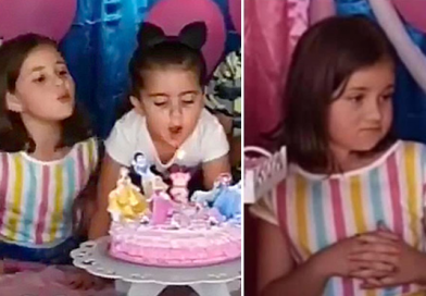Foto Captura del video: En el video, la pequeña traviesa parece no importarle lo ocurrido, porque continúa sonriendo con descaro