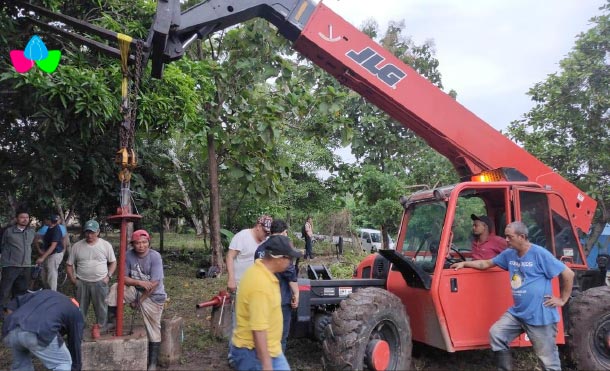 Trabajadores durante la reparación del motor y bomba del sisteam de agua potable de la comunidad Las Breñas. / Foto: ENACAL