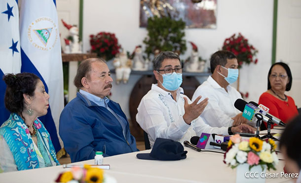 Foto Cortesía: Presidente Comandante Daniel Ortega y la Compañera Vicepresidenta Rosario Murillo, junto al Presidente de Honduras, Juan Orlando Hernández.