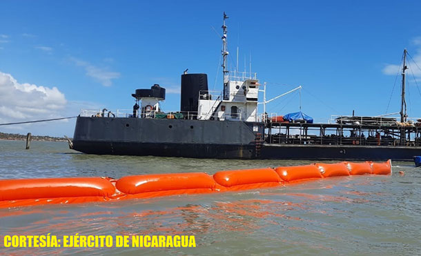 Foto Cortesía: En Puerto Cabezas, se apoyó en la instalación de barreras de protección marina (Boom), para evitar la contaminación del ambiente por derrame de hidrocarburos.