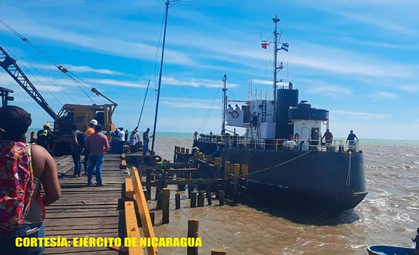 Durante la recepción y despacho de esta embarcación, se emplearon 15 efectivos militares y 2 lanchas auxiliares. / Foto: Ejército de Nicaragua